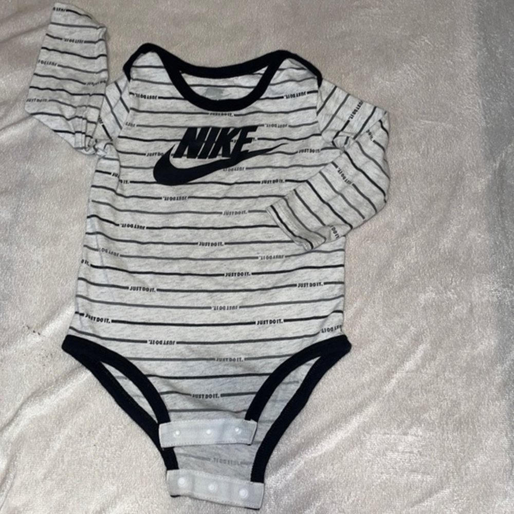 Nike long sleeve‎ onesie size 18 months